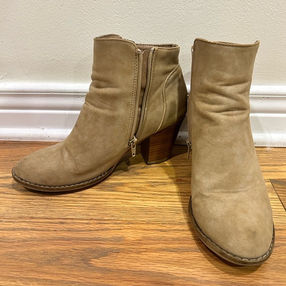 Women’s 2inch heel Tan faux leather ankle boots. - Picture 3 of 4